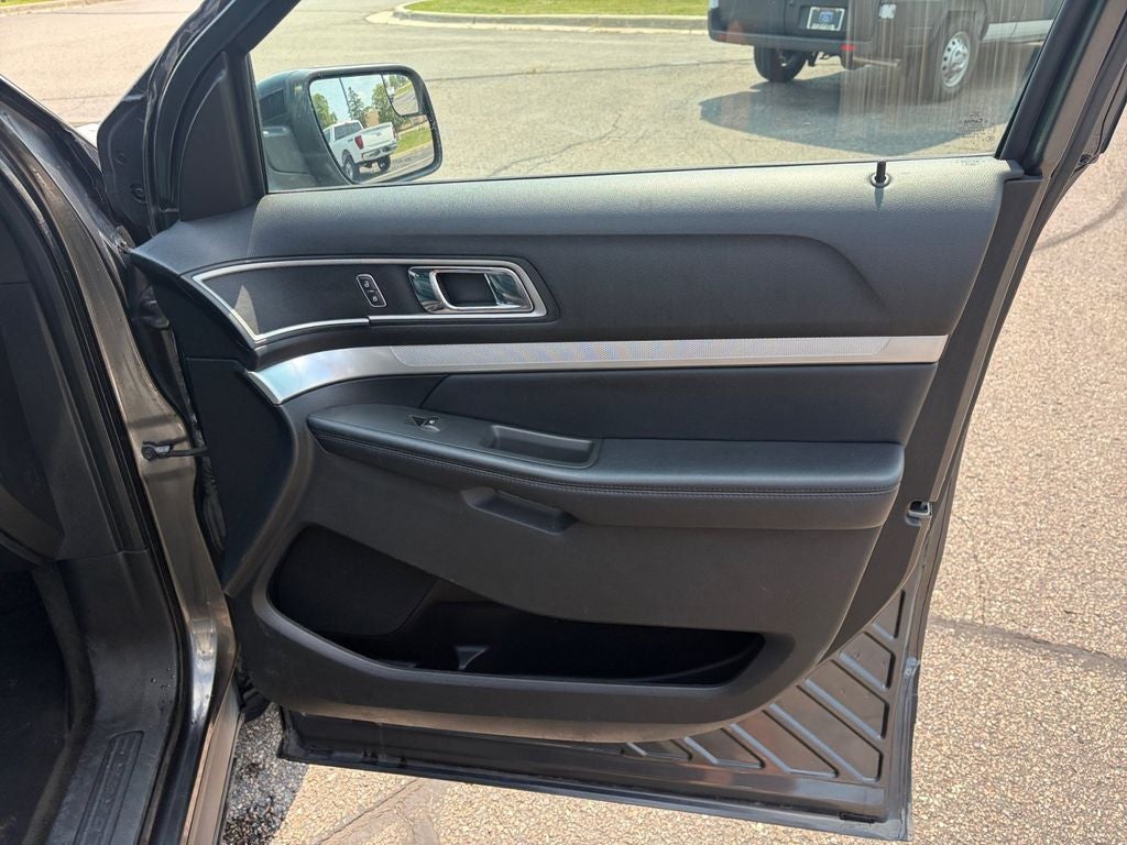 2017 Ford Explorer XLT w/Comfort & Tow Pkg