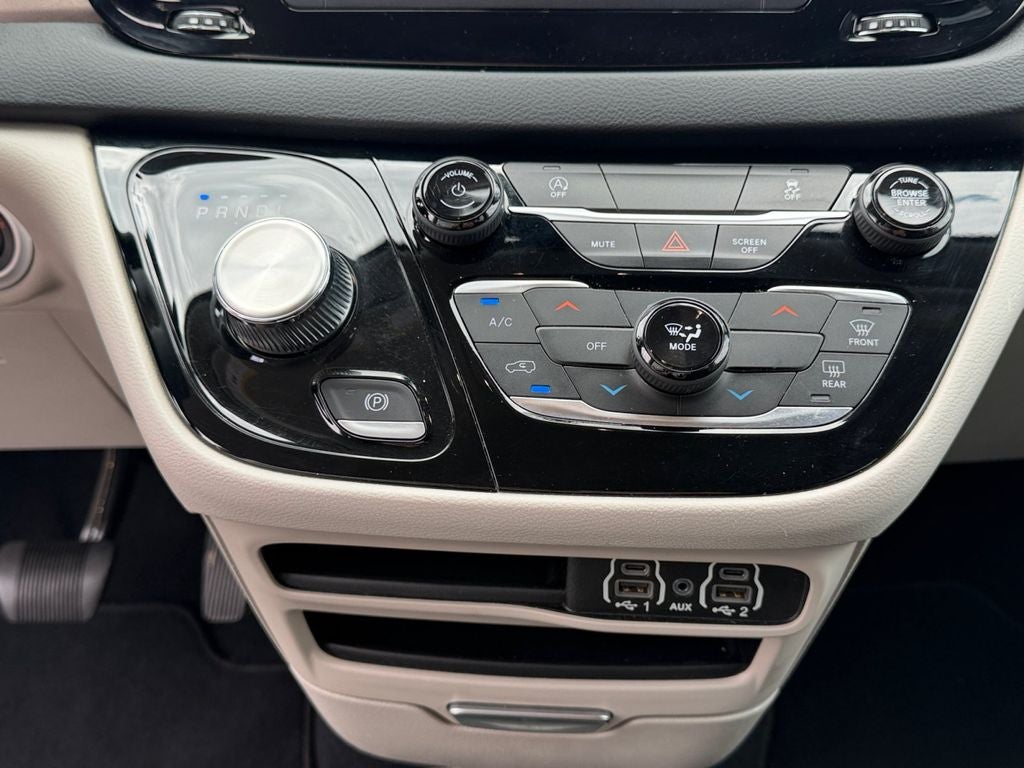 2023 Chrysler Voyager LX