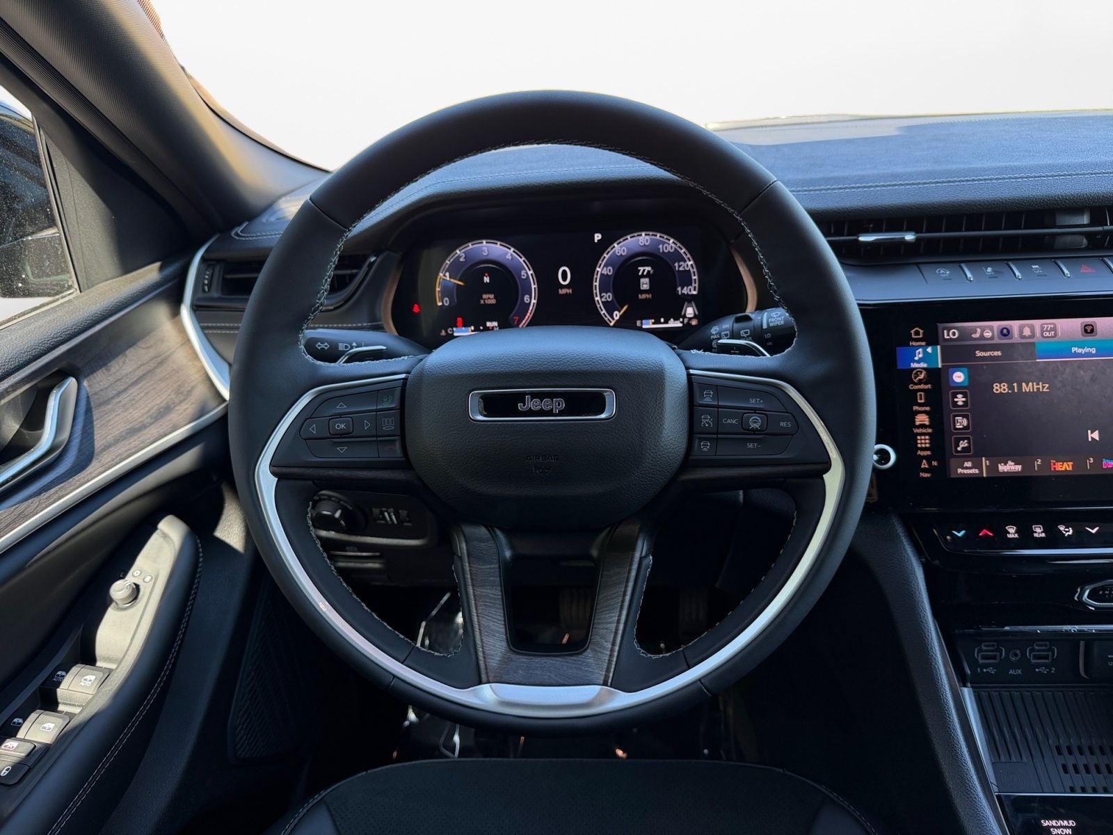 2027 Jeep Grand Cherokee GRAND CHEROKEE L LAREDO ALTITUDE 4X4