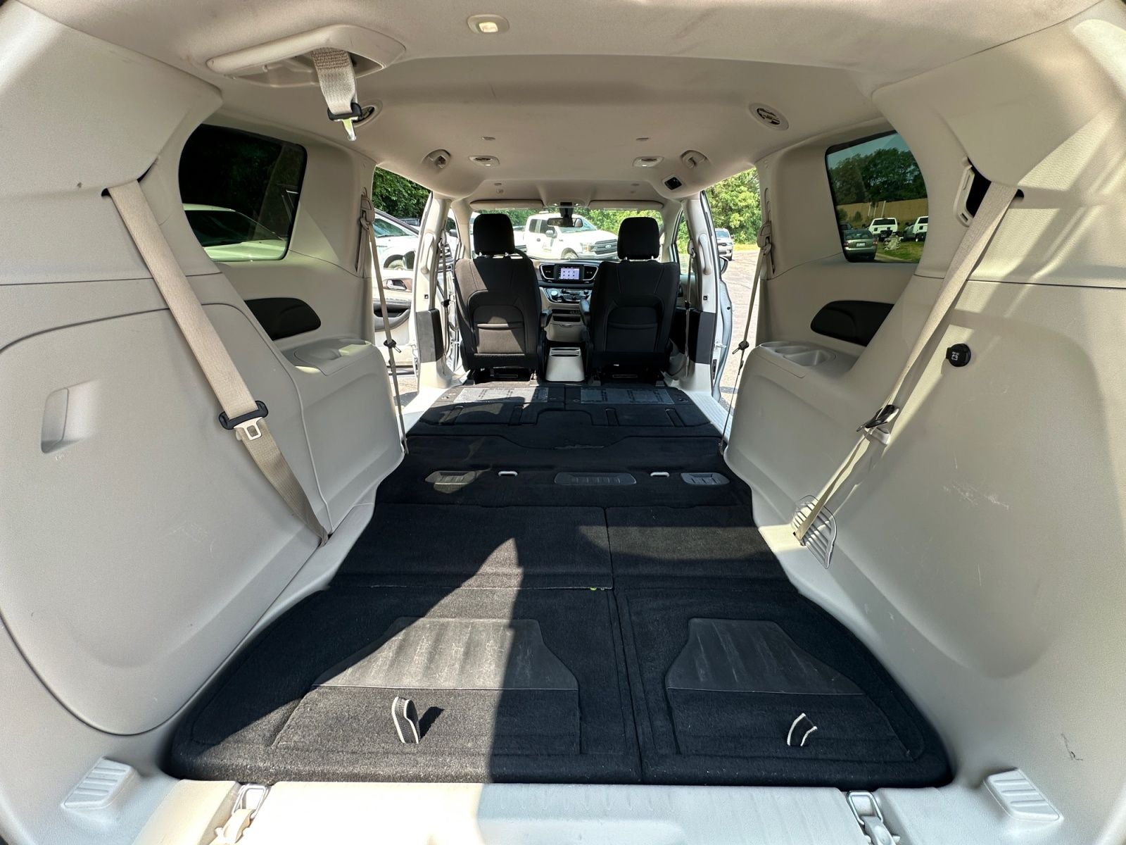 2022 Chrysler Voyager LX