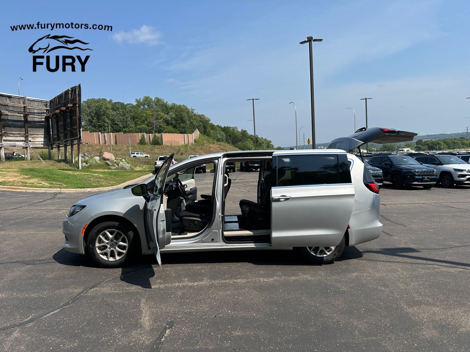 2022 Chrysler Voyager LX