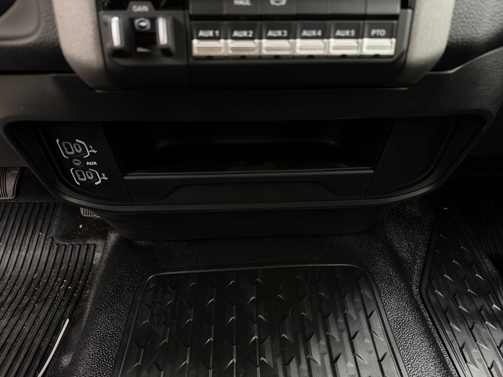 2026 RAM 5500 Chassis RAM 5500 TRADESMAN CHASSIS REGULAR CAB 4X4 84' CA